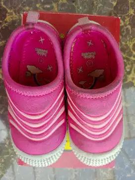 Sepatu Pink Aroma Permen Karet