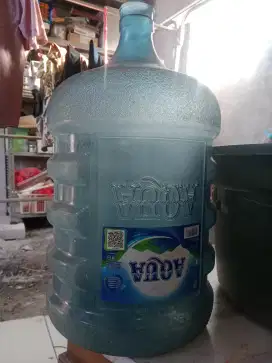 Galon aqua... Galon merek aqua... Galon isi ulang