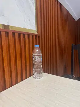 Karyawan bungkus nasi