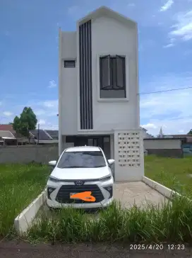 Disewakan rumah 2 lantai, siap huni