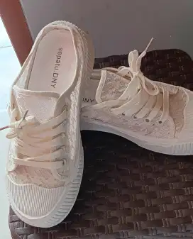 Sepatu wanita merk DNY