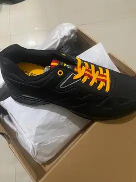 Sepatu olahraga jatah