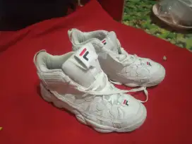 Dijual sepatu FILLA keren size 42 model ok