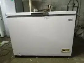 Jual prizer box merk GEA kapasitas 300 liter kondisi normal siap pakai