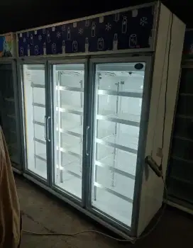Showcase display cooler 3 pintu tipe SDC-1500AY merk Sanden Intercool