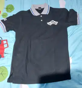 Kaos Kerah Hitam