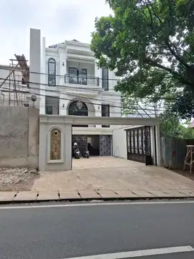 Rumah Mewah 3 Lantai dan Siap Huni Di Pinggir Jalan Jagakarsa