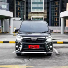 TOYOTA VOXY 2.0 AT HITAM TH 2020