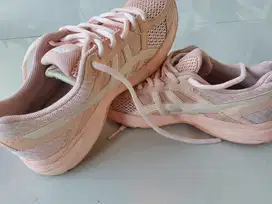 Sepatu running asics