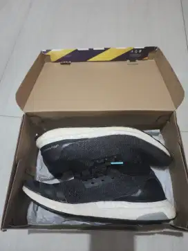 Sepatu adidas ultraboost pria no.44 preloved