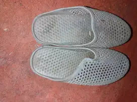 Sendal gratis silahkan ambil di tempat