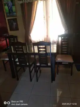 satu set meja makan