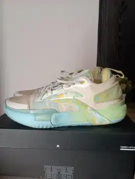sepatu olahraga