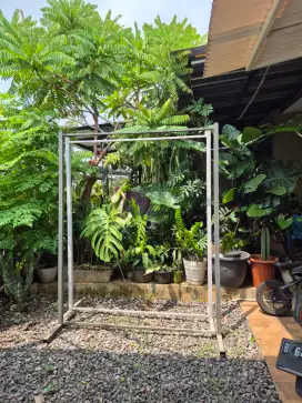 Gantungan baju besi