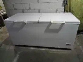 Freezer bok merek Aqua kapasitas 800 liter