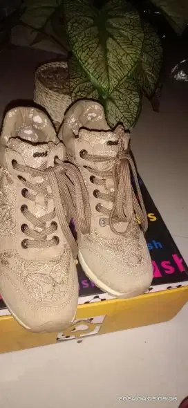 Sepatu sneakers wantita merk gosh