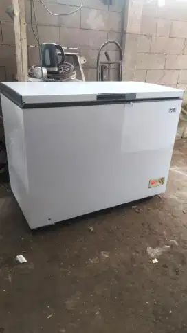 Frezer Gea kapasitas 300L