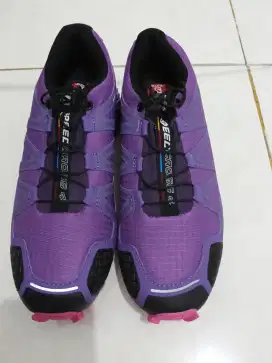 Sepatu Salomon wanita