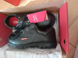 Sepatu safety laki laki