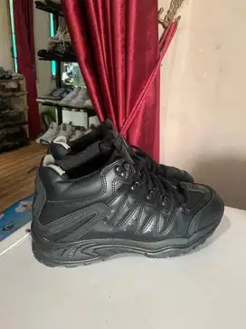SEPATU OUTDOOR ORI