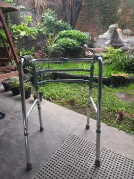 Walker Alat Bantu Jalan