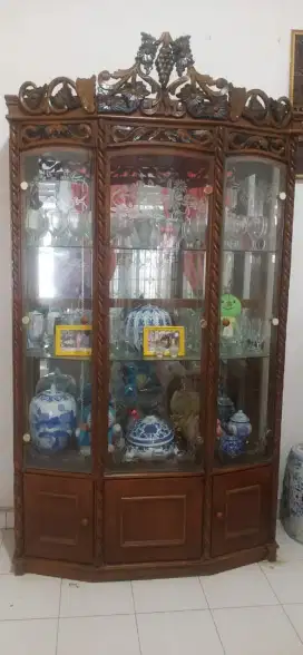 lemari kayu kaca tamu