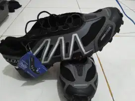 Sepatu pria merk salomon