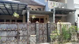 Dijual rumah 2 lantai tengah kota