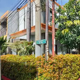 Disewakan Rumah Hook baru renovasi 2 lantai dengan 4 kamar tidur