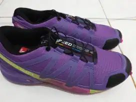 Sepatu wanita merk salomon