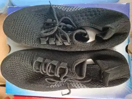 Sepatu Olahraga Hitam