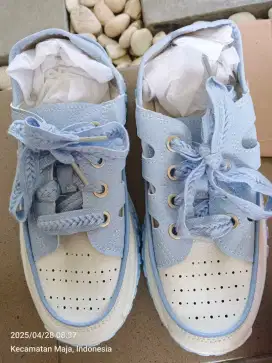 Sepatu modis warna biru