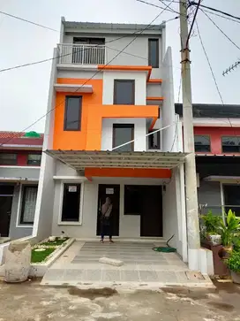Rumah 3 lantai  di belakang Revi town   deket stasiun LRT