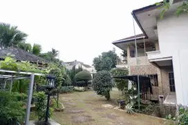 JUAL CEPAT RUMAH 3 LANTAI, DI PERUMAHAN, TAMAN LUAS & FULL FURNISHED.