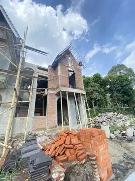 RUMAH 2 LANTAI LOKASI DEKAT PUSAT PERBELANJAAN LOKASI DI KOTA BATU