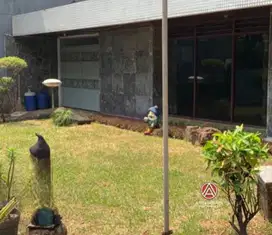 RUMAH LAMA RAPI TERAWAT LOKASI EKSKLUSIF