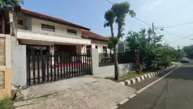 Rumah Dalam Komplek Elit di Billymoon Pondok Kelapa Lokasi Strategis