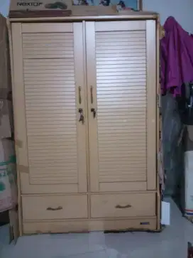 Lemari pakaian dua pintu