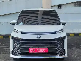 ( km 7000 an ) Toyota voxy 2.0 l at ,putih 2023