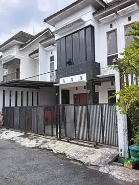 rumah 2 lantai sangat strategis lingkungan pusat kota wirosaban