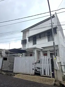 Rumah Mewah Dgn 4 Kamar Mainroad Di Cibeber Cimahi SHM Siap Huni 2L