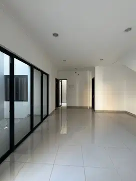 Di sewakan rumah 4+1 kamar tidur 2 lantai pik2 8x15