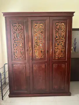 Lemari pakaian kayu jati