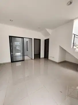 DI SEWAKAN RUMAH 4+1 KAMAR TIDUR PIK2 CLUSTER FAVORIT