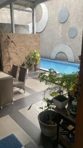 Rumah Mewah Singgasana Pradana ada Kolam Renang