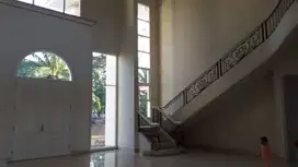 DIJUAL. RUMAH .MEWAH DEPAN TAMAN DI KOTA WISATA, SEBERANG MAL