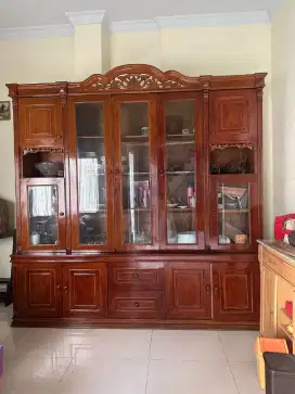 Lemari kaca pajangan
