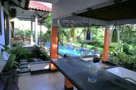 Dijual Rumah Ada Kolam Renang, Jacuzi, Mini Bar di Cirendeu