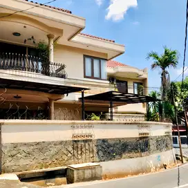 Turun Harga!Rumah Asri Hoek LT 346m2 di Jatipadang, Pejaten