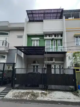 Rumah 3 lantai, depan taman, shm jalan luas citra garden 5